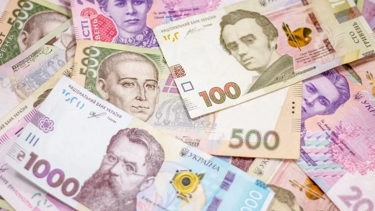 Зарплати, податки, соцвиплати: які зміни очікують на українців з 1 квітня 2024