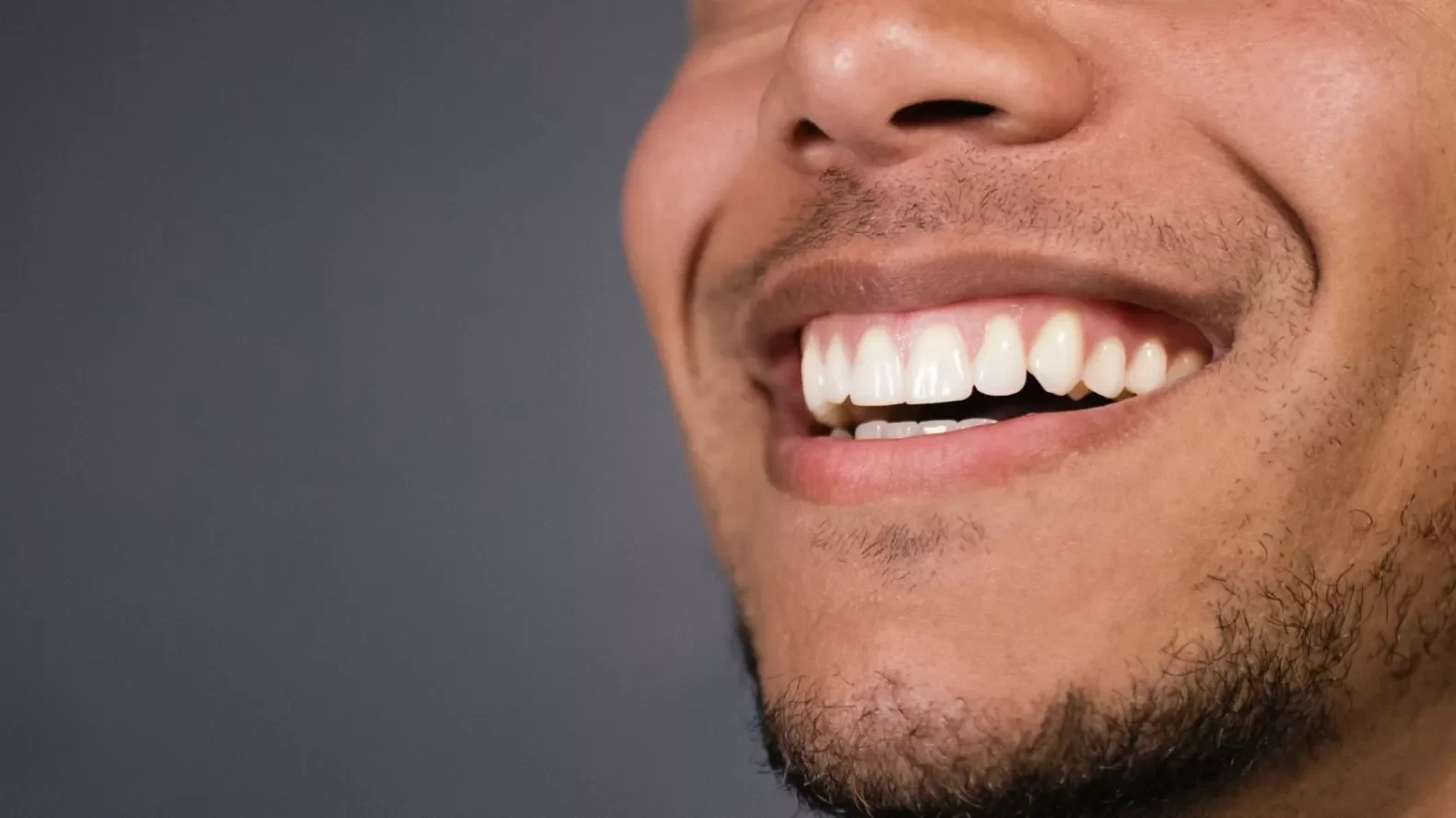 Стоматологи розповіли, чому не слід полоскати рот водою після чищення зубів