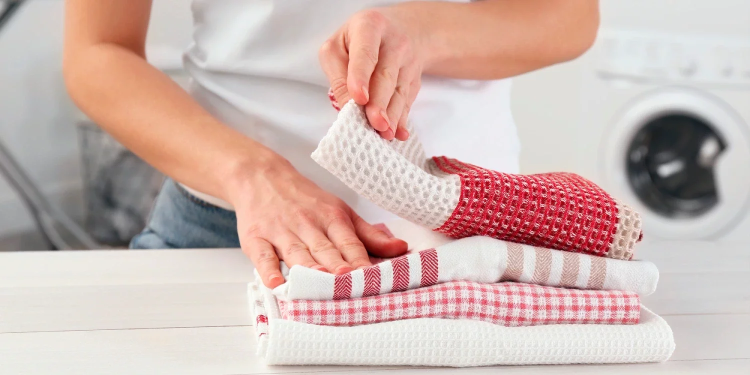 Як відіпрати старі кухонні рушники від в’їдливих плям та поганого запаху: допоможуть доступні копійчані засоби