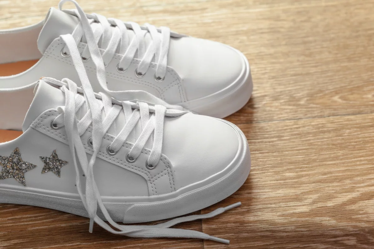Як відбілити підошву взуття, якщо вона пожовтіла: 3 перевірені домашні способи