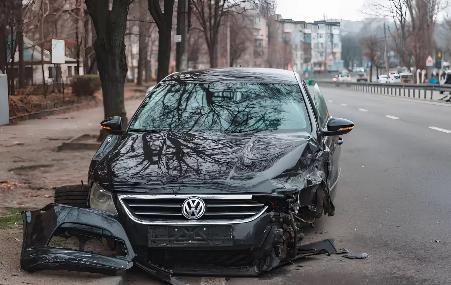 Водій відволікся на телефон: у Дніпрі Volkswagen врізався у відбійник