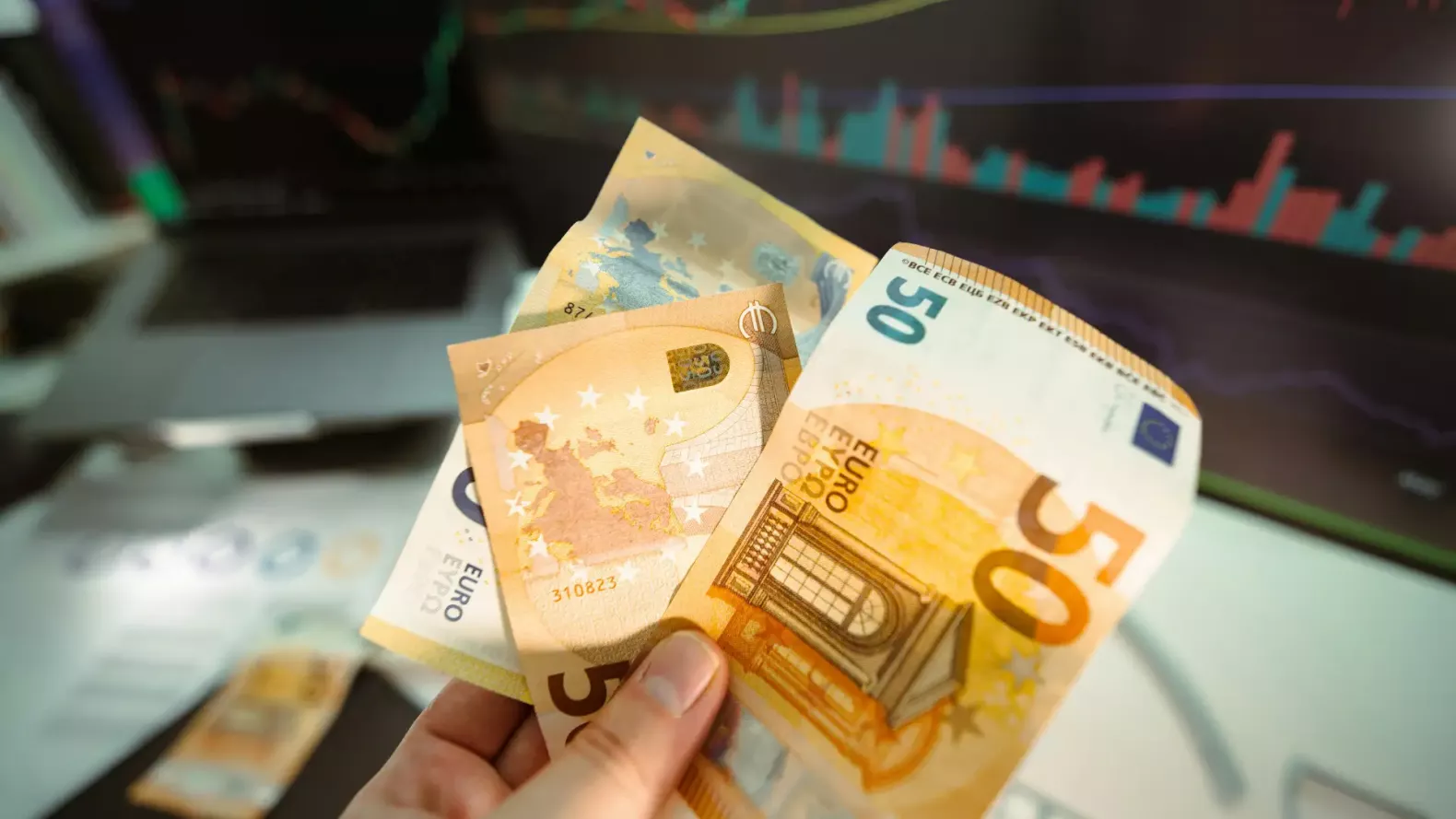 Валютні гойдалки: чому українці масово скуповують євро